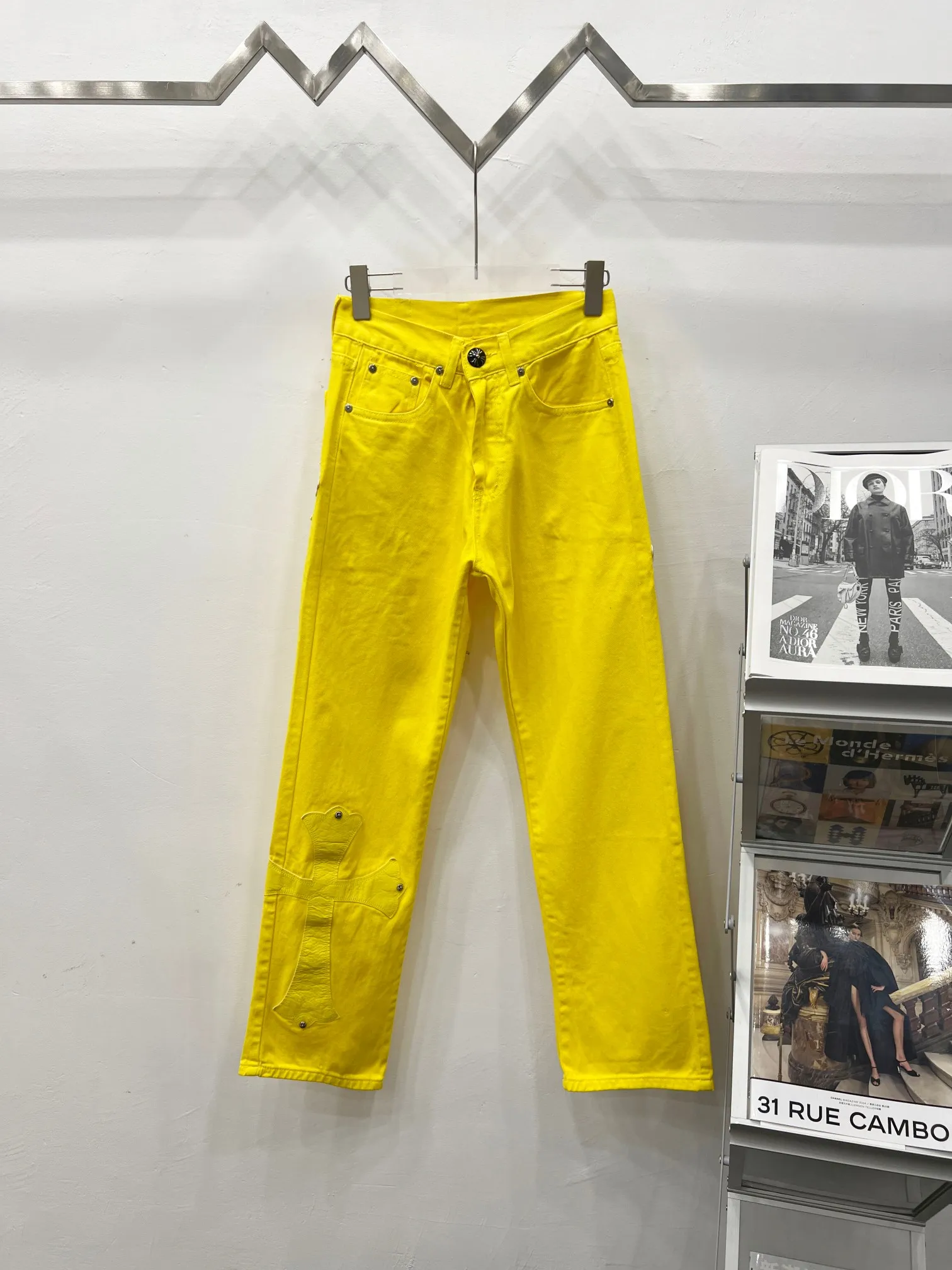 P290 style number: (r004) Chrome Hearts CH Chrome Hearts, the same jeans worn by Fan Bingbing’s brother Fan Chengcheng, exudes unruly personality and unique charm. Every wear and tear is carefully designed to present a unique artistic feel. Made of imported denim fabric, which has undergone heavy industrial washing and destruction treatment, the trousers show a super cool effect on the upper body, allowing you to dominate the fashion stage.  This is more than just a pair of jeans, it is an expression of attitude. With its unique design concept and ultimate pursuit of details, Croxin breaks traditional boundaries and defines the jeans trend in the new era. The trousers are made of double-layer woven fabric and matched with customized hardware, showing an incomparably beautiful and unique style, making every wearer the focus of fashion. Imported denim fabric, super heavy-duty washed and damaged, the upper body is super cool! Customized hardware, incomparably good-looking style. The production process is difficult. It has a high-street feel. Color: lemon yellow Size: S M L XL